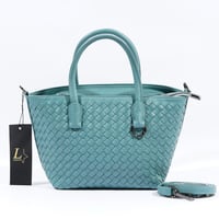 شنطة يد نسائي بتصميم انيق وبجودة عالية مع حمالة لل...