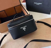 برادا حقيبة جلدية صغيرة