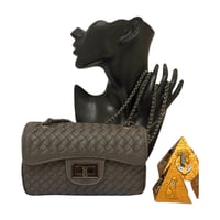 شنطة كتف نسائي بتصميم راقي وبجودة عالية مع سلسال ل...