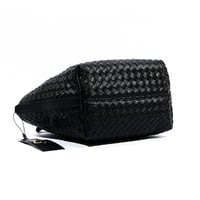 شنطة يد نسائي بتصميم انيق وبجودة عالية مع حمالة لل...