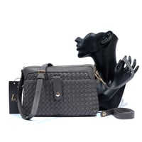 شنطة كتف نسائية بشكل عملي راقي وبجودة عالية مع حما...