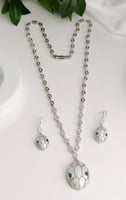 اللون الفضي
