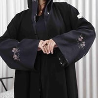 عباية كريب ملكي مع اكمام ورد ملون