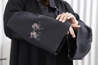 عباية كريب ملكي مع اكمام ورد ملون