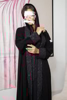 عباية كريب ملكي مع ياقة واسورة شاكيرا