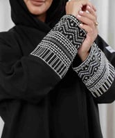 عباية كتان مع اكمام اسورة ذهبي