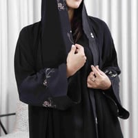 عباية كريب ملكي مع اكمام ورد ملون