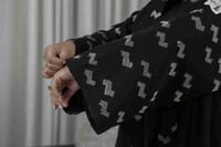 عباية كوبرا مع اكمام مطرز ابيض