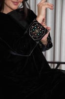 عباية مخمل اسود مع اسوره ملونه