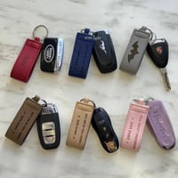 ميدالية سيارة جلدية