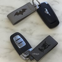 ميدالية سيارة جلدية