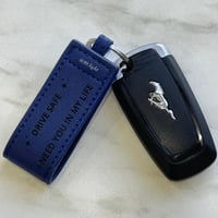 ميدالية سيارة جلدية