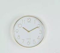 ساعة حائط تعمل بالبطارية