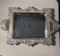 صينية مزخرفة باللون الفضي، تتميز بتصميمها التقليدي...