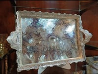 صينية تقديم مزخرفة باللون الفضي. تتميز الصينية بحو...