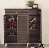 خزانة أحذية خشبية بلون بني داكن، والتي تتضمن أدراج...