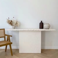 كونسول من رخام حجري