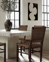 طاولة طعام مستطيلة الشكل بسطح مبلط بالحجر الجيري