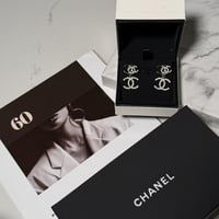 حلق شانيل توينز شامل الملحقات والورده