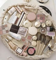 شنطه مكياج مسطحه برباط مناسبه للسفر والرحلات لون ع...