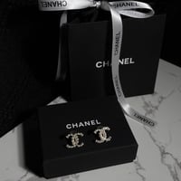 حلق مميز شانيل شامل الملحقات البيضاء الجديده