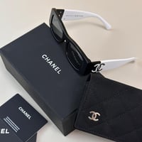 نظارة شمسية شانيل بإطار مستطيل أسود أبيض