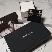 حلق شانيل مع لؤلؤ. شامل الملحقات والورده