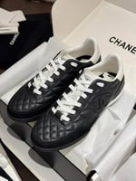 سنيكرز شانيل النسائي – تصميم فضي فاخر