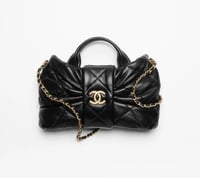 حقيبة ميني باو من شانيل لموسم الخريف والشتاء 2025/...