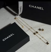 سلسال شانيل + حلق مع الملحقات البيضاء الجديده الاس...