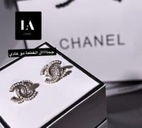 حلق شانيل فضي مع لؤلؤ. شامل الملحقات والورده