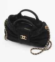 حقيبة ميني باو من شانيل لموسم الخريف والشتاء 2025/...