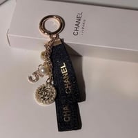 ميداليه شانيل مع الملحقات