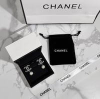 حلق شانيل فضي مع لؤلؤ. شامل الملحقات البيضاء مو ال...