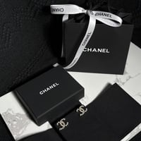 حلق مميز شانيل شامل الملحقات البيضاء الجديده