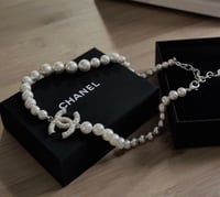 عقد شانيل لؤلو فخم للمناسبات الراقيه مع ملحقات عاد...