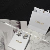 حلق ديور لؤلؤ فضي مع ملحقات