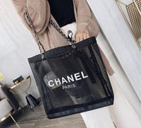 شنطه من شانيل مع شنطه صغيره داخليه