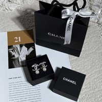 حلق شانيل فضي مع لؤلؤ. شامل الملحقات البيضاء مو ال...