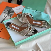 حذاء سلايد Temptation من الجلد بلمعة معدنية وقطع ش...