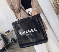 شنطه من شانيل مع شنطه صغيره داخليه