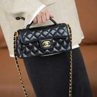 حقيبة شانيل صغيرة اسود بغطاء قلاب ومقبض علوي،