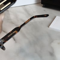 نظارة كريستيان ديور بني سجنتشر