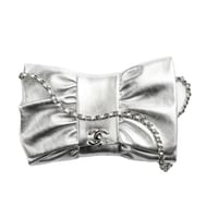 حقيبة ببيبون شانيل ميتاليك سيلفر 20سم تصميم عصري