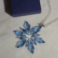 تعليقه سوارفسكي 2025 شامل الملحقات ازرق