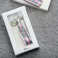 ميداليه ديور مع الملحقات