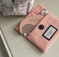 حقيبه قوتشي صغيره مع مشط خشبي بدون بوكس