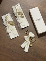 ميداليه شانيل مع الملحقات