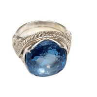خاتم فضة بحجر التوباز الاندني الازرق