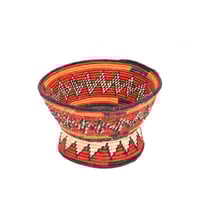 مطــرح مُزين بالتطريز الشعبي(تمر-مكسرات-زبيب) وص)...